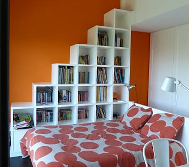 Bibliothèque blanche en escalier dans un salon