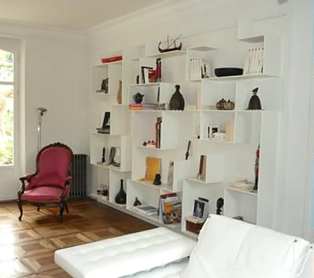 Bibliothèque murale blanche dans un salon