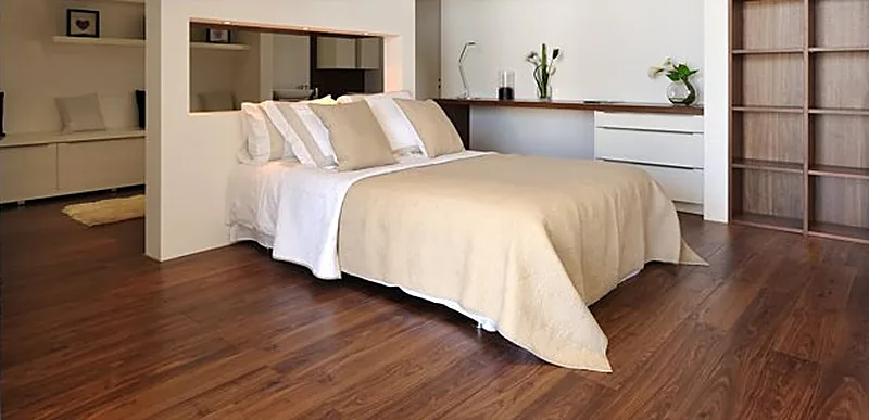 Chambre avec parquet, tête de lit et rangements intégrés