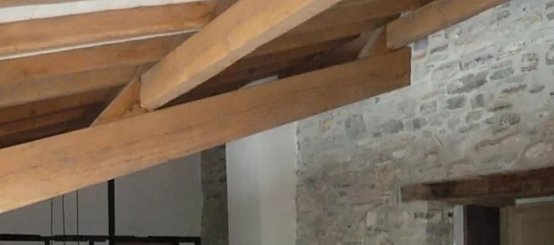 Assemblage de poutres de charpente en bois