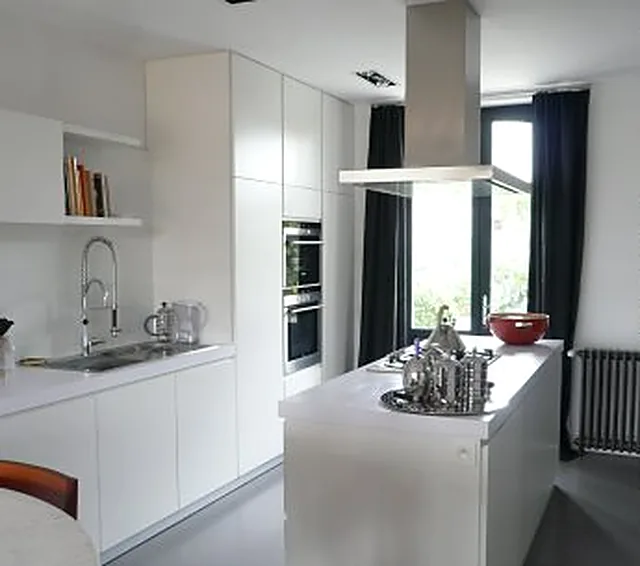 Cuisine blanche avec îlot et hotte suspendue