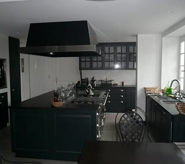 Cuisine sombre sur mesure avec hotte