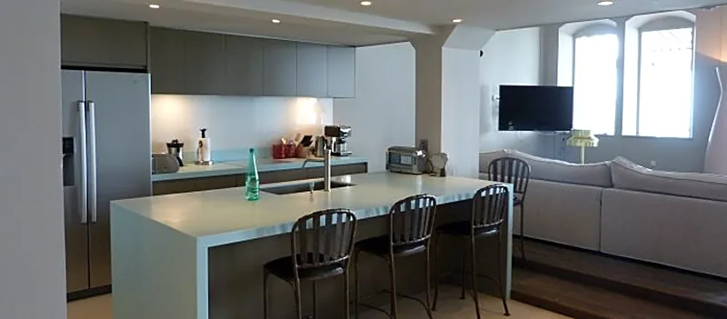 Cuisine ouverte avec grand îlot central et rangements sur mesure
