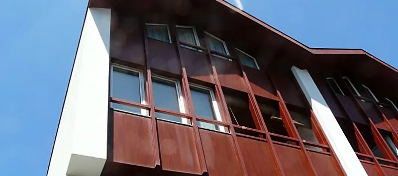 Façade avec bardage bois et fenêtres en bande