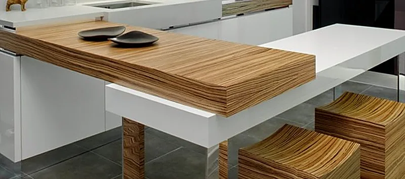 Îlot de cuisine blanc avec plateau en bois veiné