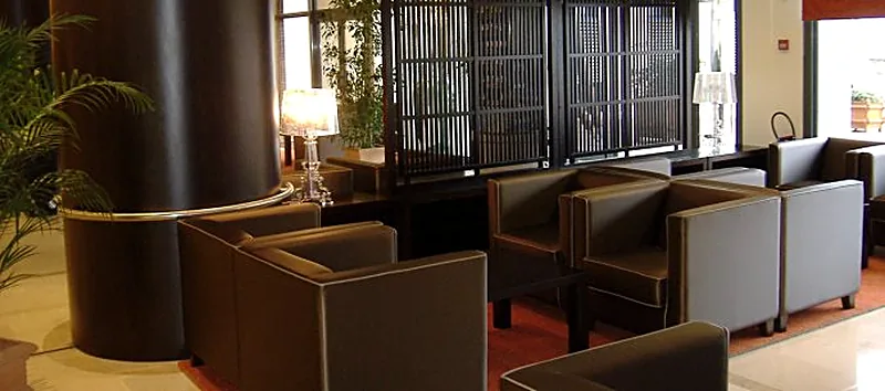 Salon avec claustras en bois