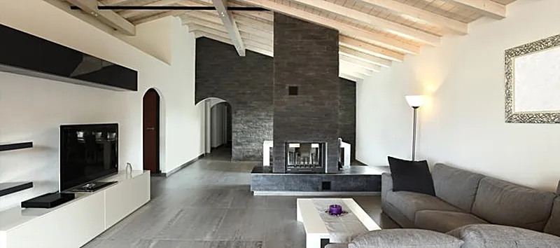 Séjour sous plafond à poutres apparentes, meuble mural sur mesure